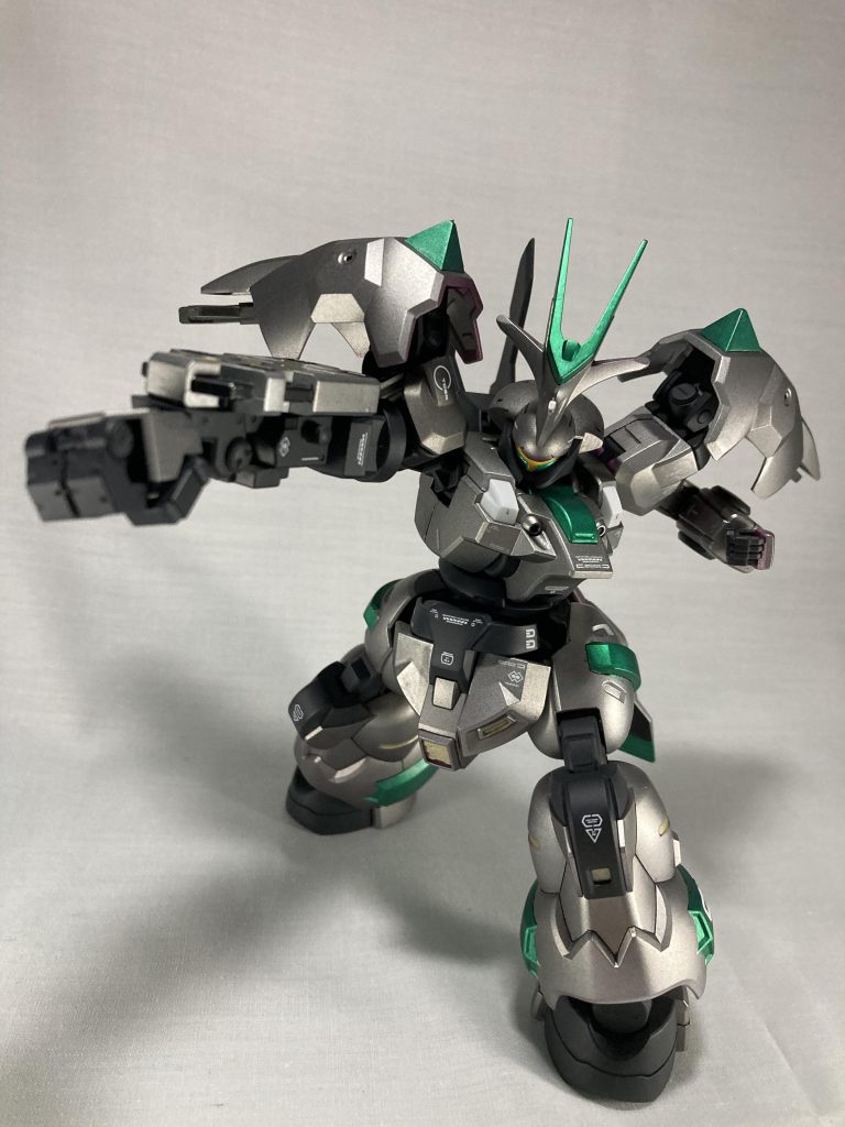 可動が優秀なのでパンチングポーズもいい感じ