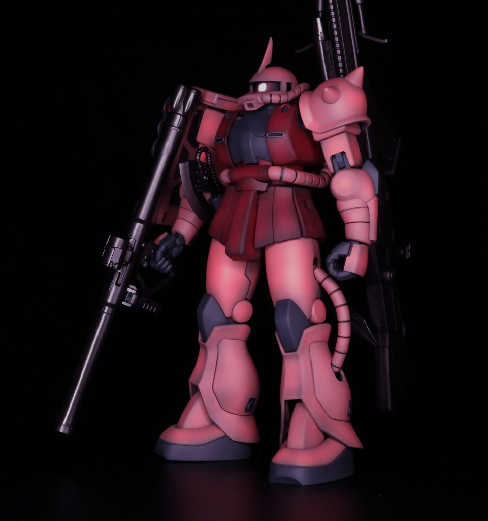 バリスティックザクの再現には2つハードルがありました。1つはアニメ配信当時はまだHGUC234シャア専用ザクIIが発売されていなかったことです。オリジン版のモールド全部埋めて作るか?とか考えてました。もう1つはライフルです。劇中ではナイチンゲールのライフルを装備していますが、HGでナイチンゲールが出るなんて想像もできなかったので、さすがにこれをスクラッチで作るのは無理だと諦めてました。しかしシャアザクもナイチンゲールも発売されてしまったので、これは作るしかないと思い製作を開始しました。