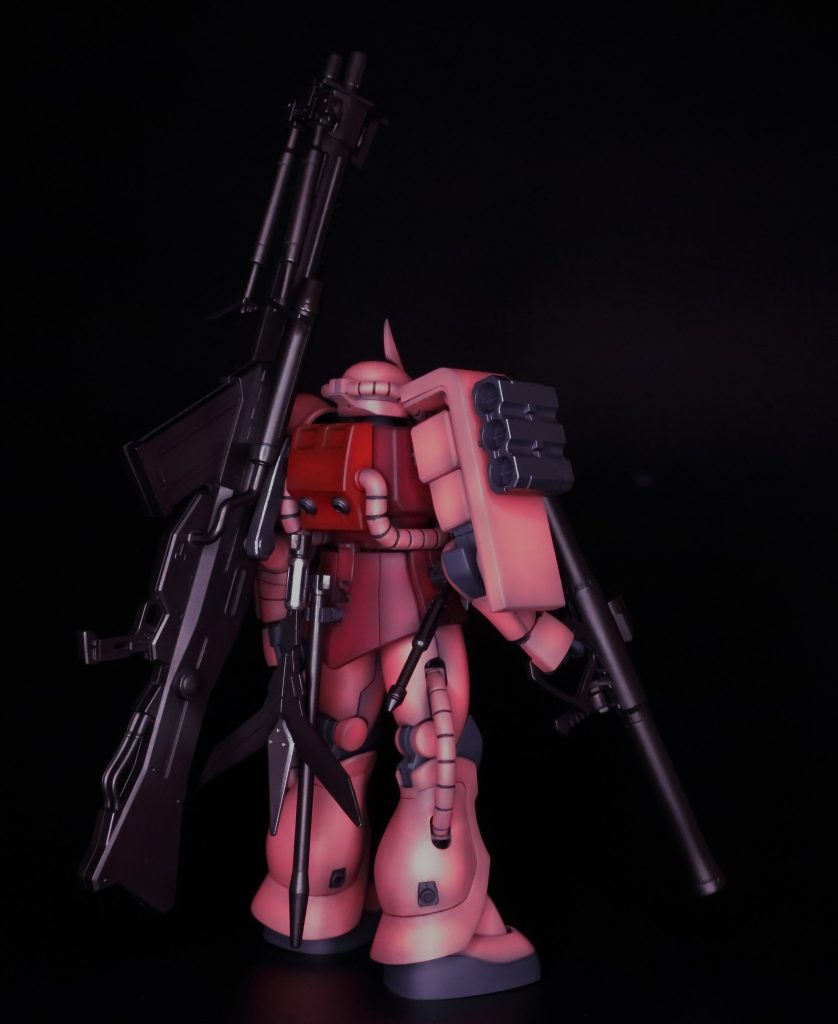 ザク本体の改造箇所としては・オリジン版シャアザクの胸部パーツを使い胸部ダクトと肩部バルカンを追加・ふくらはぎにオリジン版風スラスターを自作して追加・バックパックをファーストのアニメ風に修正し、ライフルを懸架できるようにアームを作成です。