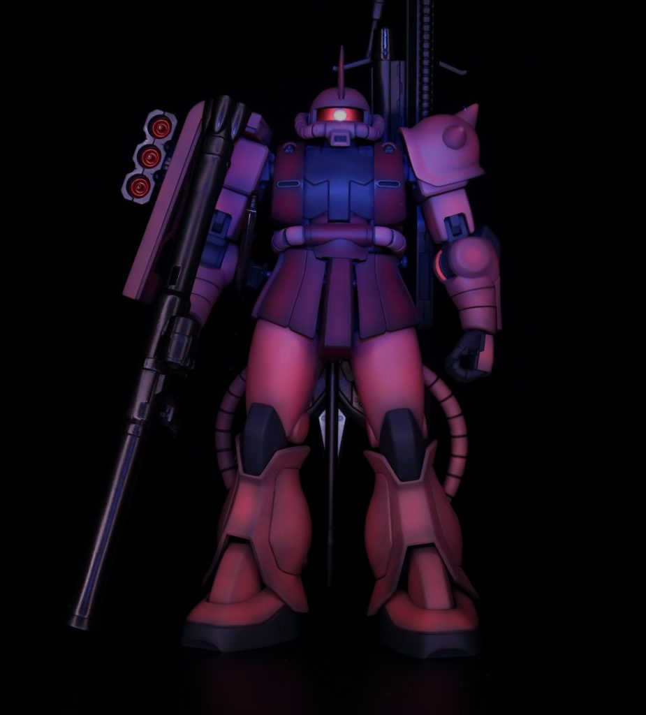 武器類は・ヒートホークとザクバズーカ(キット付属のもの)・ファンネルポッド、Wビームトマホーク(バリスティックウェポンズ)・ナイチンゲールのライフルこれで劇中の出撃時の装備はすべて持った状態になっています。モノアイはとある方の塗装を参考にして通常時でも発光している風に塗装し、また蛍光塗料を使っているのでブラックライトを当てると写真のように光ります。