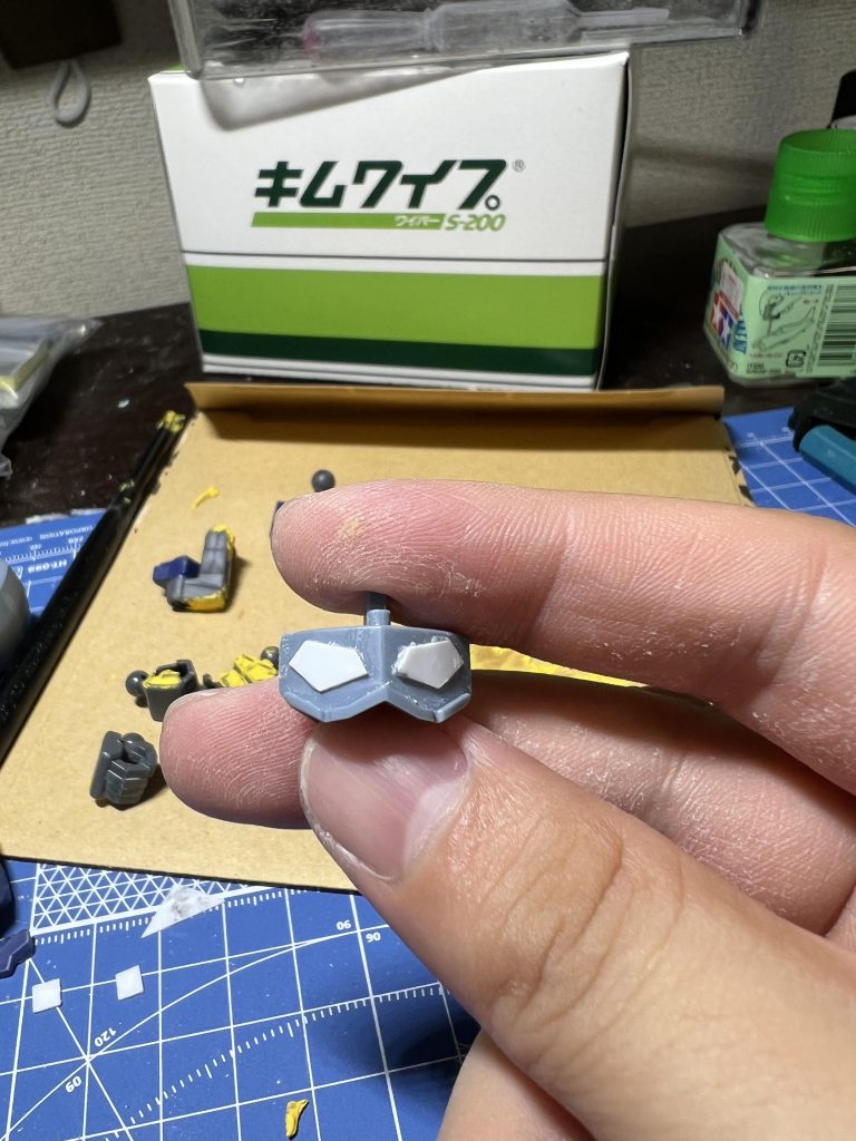 顔はシールに頼らずに自作してます。