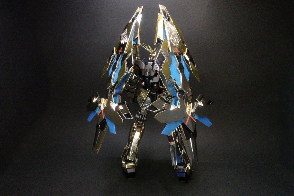 シールドのサイコフレームはクルマ用の変幻色パープル/ブルー/グリーン《ZEQUEカラー》を吹きました。画像だとあまり効果は出てませんが肉眼では微妙に色が変化します。