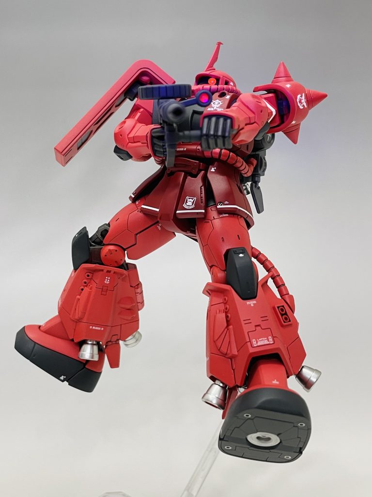 アムロの回想シーンでは、こんな風にシャアに襲われていましたね。一瞬しか映らず、あまり動きがなかったのが残念でした。オリジンのアニメのように、動き回るシーンも観たかったです。