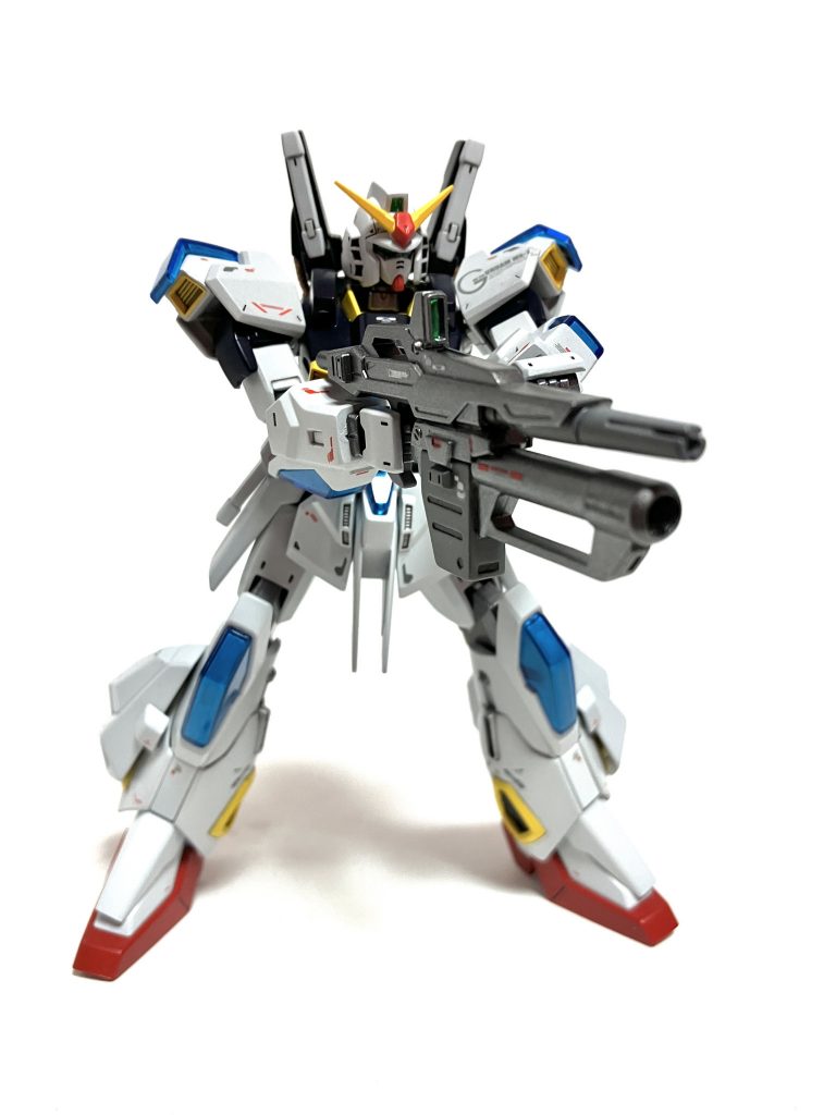 ◆ビームライフル(グレネードランチャー装備)◆最初はガンダムMk-Ⅱのビームライフルそのまま使う予定でしたがバーザム改のグレネードランチャー付きが格好良かったのでハイパーバズーカを切り取って自作しています(公式のオプションアイテムに同じ武器があるのを知ったのは作り終わった後でした😅)