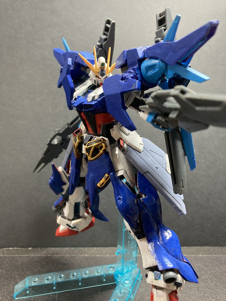 はい、ミカン氏です。プロフィールに書いてる自分の好きなビルドストライクの改造機です。もはや何回目って話ですが。実はこのビルドストライク、自分が最初に投稿した『インフィニティーフューチャーコスモス』に使用したスタービルドストライクをずっと使い続けてます。幾度もの改造を経て、今の姿になったってわけです。もはや原型を止めてないですが…よく自分は『コスモス』をストライクにつけるのですが、これは自分の好きな『花』のコスモス、『小宇宙』のコスモス、『調和』のコスモスを掛けてます。では今回もありがとうございました。