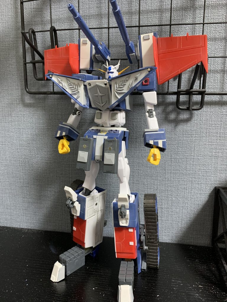 なんとかパーツ組み替えであまりパーツが出ないように考えましたが、 Gファイターロボの頭部、手首、腰部、ガンダムのビームサーベルはグレート時あまります。逆にグレート時は頭部の金の角、手首、つま先、かかとは追加パーツです。