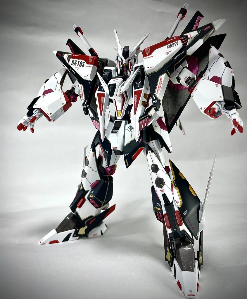 大きな改造はしていませんが、色変えだけじゃもう先はないなと感じていたので、今回胴体の延長と筋彫りを初めてやってみました!アクションベースの余ったパーツとパテを使って胴体を延長するという自己流のやり方?で5mmほど延長してみました。クスィーは構造的に腰あたりがほとんど見えないのと、腰を黒に塗装してるのでだいぶ雑でも誤魔化せましたw胴体を延長しただけでだいぶスタイリッシュになって感動です。筋彫りは、他の方の作品を参考に、自分なりにここら辺少し寂しいなと思うところにちょこっと入れてみました。初めてやってみましたが、個人的には結構満足いってます。