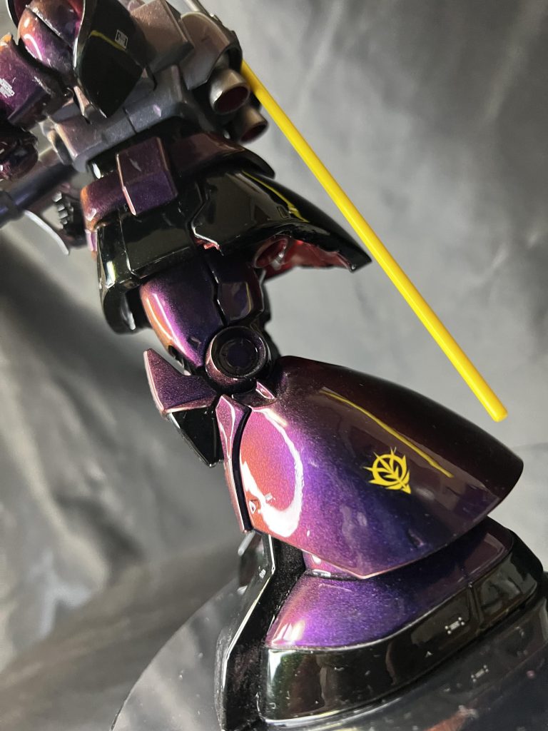 横から。全体的に暗めの塗装なのでヒートサーベルの黄色が鮮やかに見えます😅