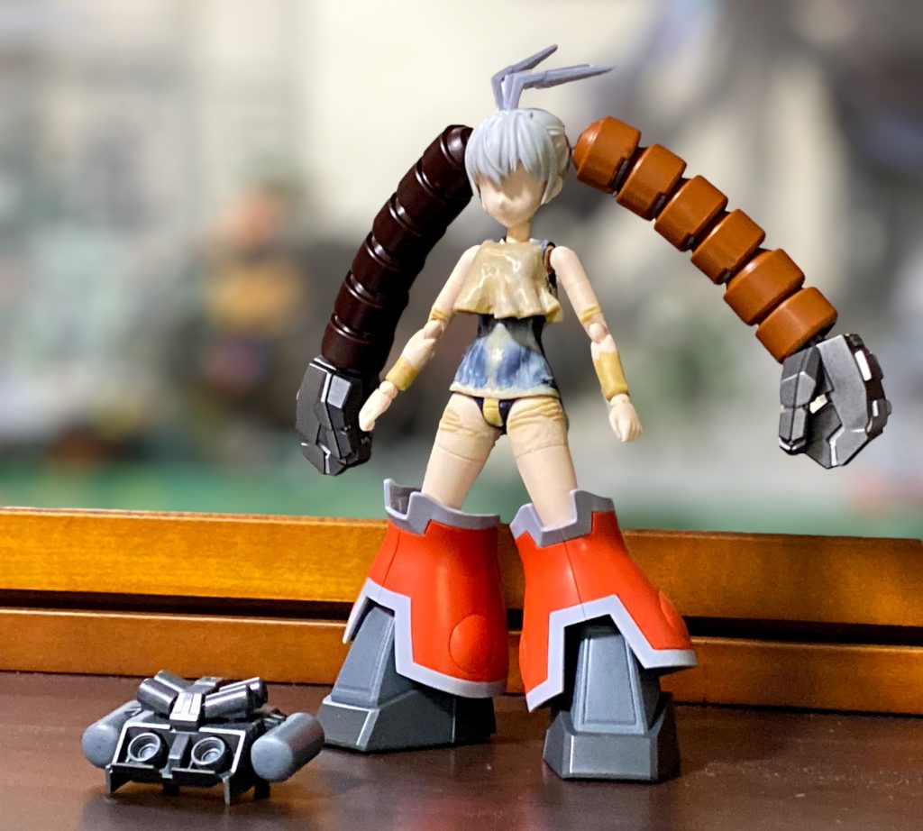 30MSの単体キットは未だに見たことがなく、どんな箱なのかも知りません。オプションパーツの手足顔セット、スク水ボディ、髪型セットを入手し、素体としました。ロンTはフチのみ、黒パンツは皺のみパテ整形、スク水はヘソの窪みだけ埋めたボディペイント状態です。写真の状態では手足が短く感じたので付属の輪っかパーツで延長するも、境目がハッキリ見えるので削ってツラを合わせた上で接着して合わせ目を消しました。その際、ロボット感覚でこのひねり構造は要らんでしょ？と合わせ目消しを優先してしまったのですが、女性らしくポーズをつけるには内にひねる構造が必須であることに気づき、完成後に大後悔することに…