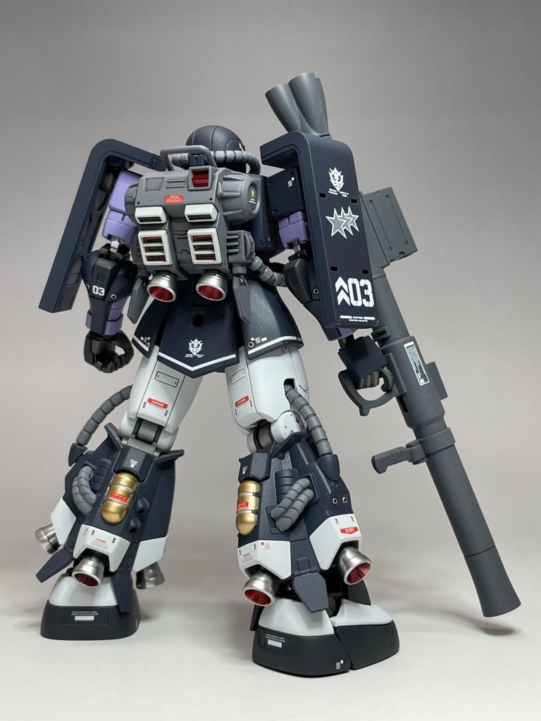 06Rは、やはりバックショットが見せ所だと思い、スラスターとカートリッジ型燃料タンクをあえて目立つようにし、デカールも多めにしました。左後ろからも機体を判別出来るようにするために、番号を左ひじに付けました。これでどの角度からでも番号を把握することが可能となるはず、と思います。