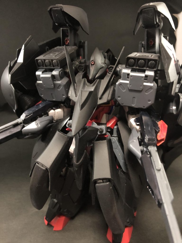 ビームキャノン。見えにくいですが背部上のスラスターユニットに搭載しています。使用時はユニットの角度を少し変えるだけで砲身が露出するお手軽仕様。