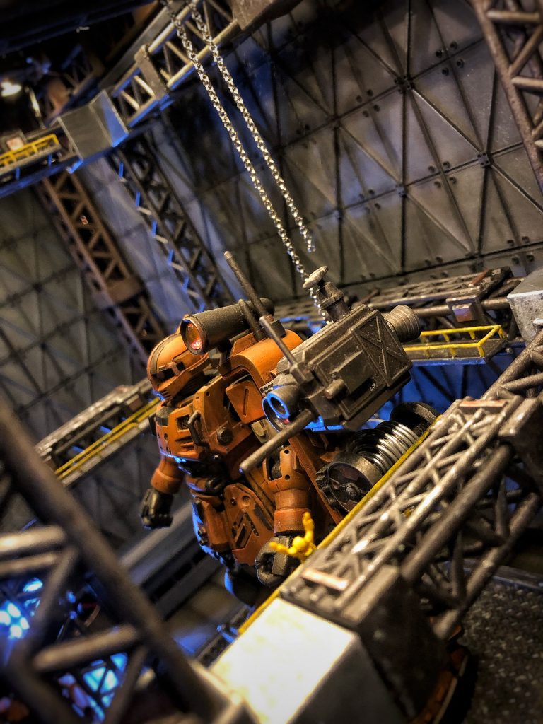 上にガントリークレーンを設けているので鎖が垂れ下がっています♪