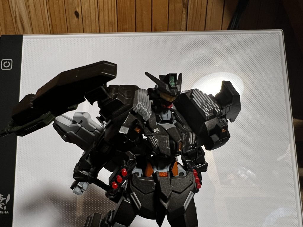 肩部のアーマーは後ろにブースター上部に排熱機関、補助姿勢制御装置に武装ラックと肩に機能モリモリにしました