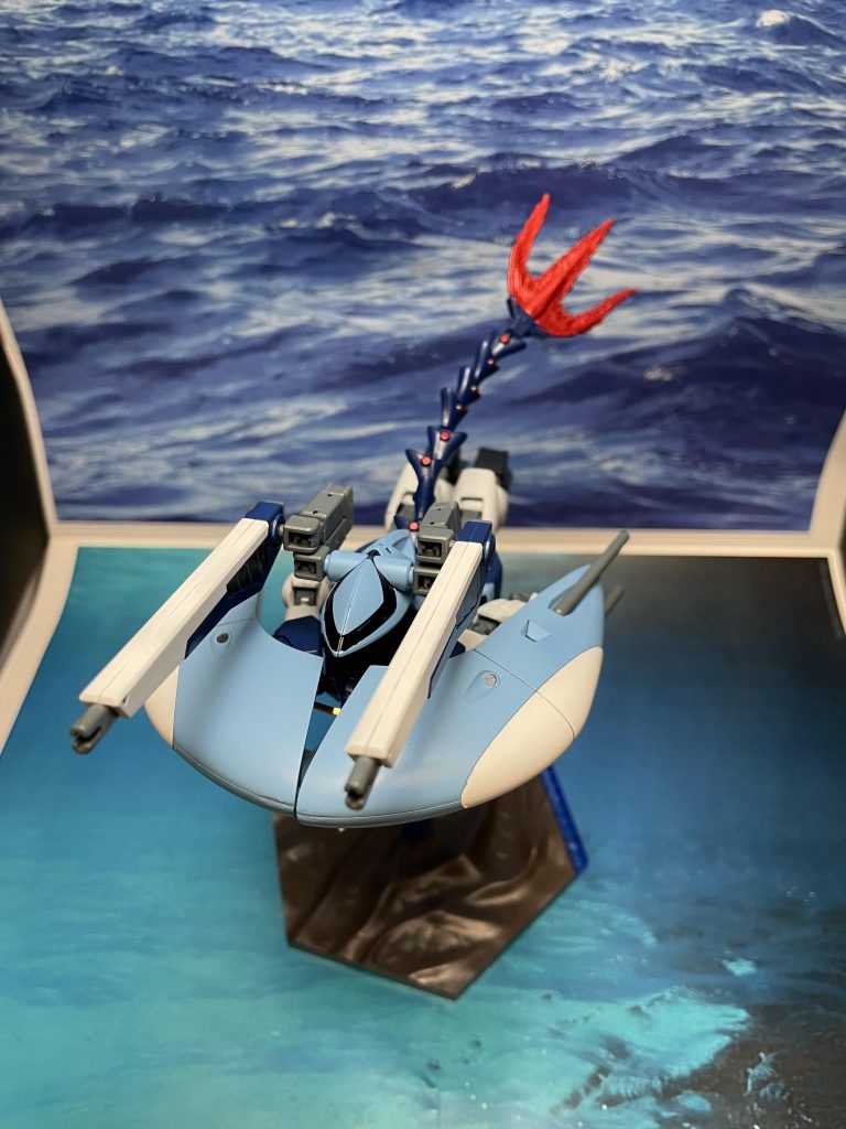 モビルアーマー形態にもギリギリって感じで変形してます