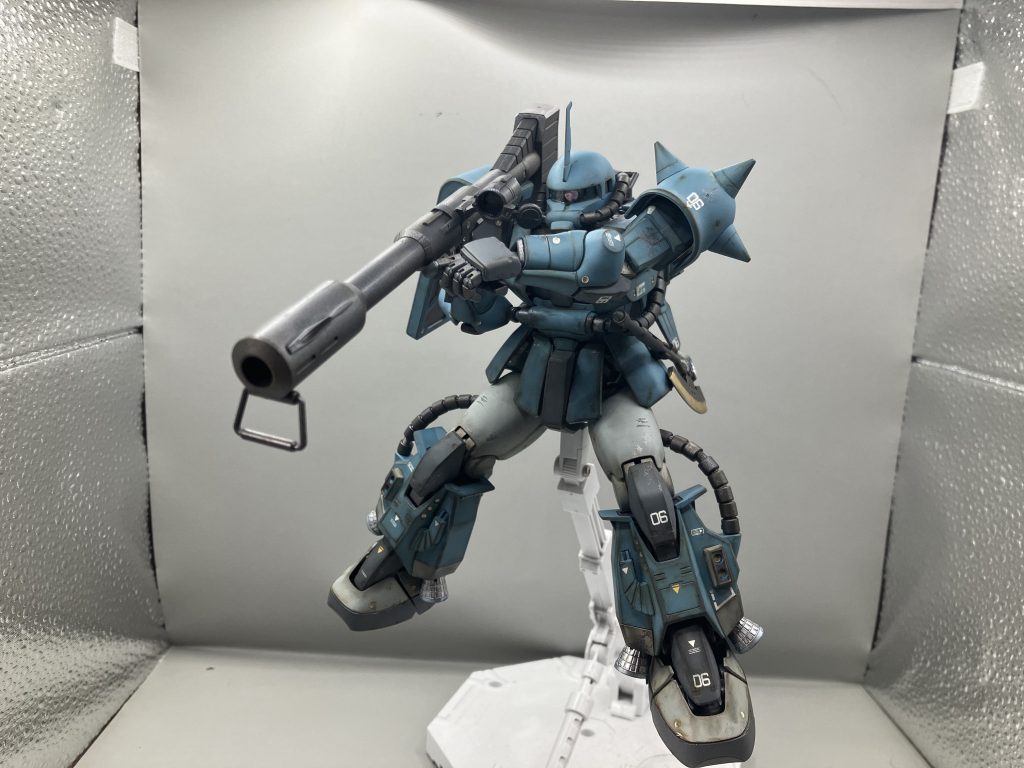 ジャイアントバズ構えポーズ両手で構えるポーズも難なく決まります