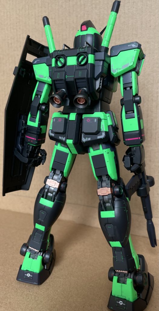 内部塗装関節等にはエヴォサフのガンメタ&部長カッパーを使用しました。ちょっとしたアクセントになって満足しています。