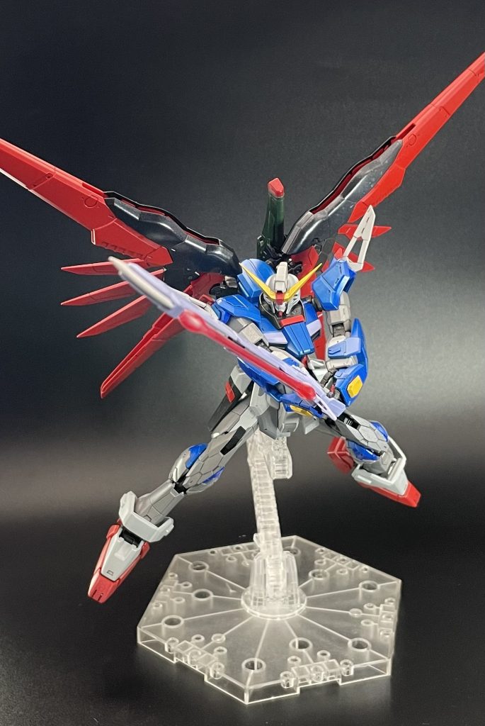 私が触り慣れてないからかもしれませんが、RGのポージングはホントに大変でした💧塗装に関しては、前回ストライクを作った時と同様にPS装甲を表現してみたいと銀→メタリックカラー→クリアカラーで塗装しました☝🏻しかし、以前サフを吹いた時にまだエアブラシに不慣れだったからか、かなり粗く吹かれており羽の黒の部分なんかはその影響をモロに受けてしまいました。。本塗装に入る前にしっかり表面処理をするべきでしたが、ちょっとモチベ的にしんどかったので今回はこれで完成とします💧