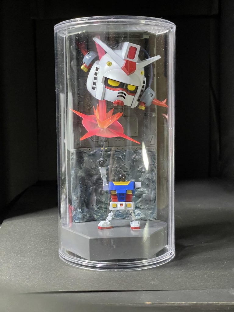 ダイソーの円筒型コレクションケースに入れられるように作りました。しかし、ジオングヘッドフォンのツノがつっかえるので斜めにしないと入りません🤣以上、ガンプラくんのラストシューティングでした!最後までお付き合いいただきありがとうございました〜!