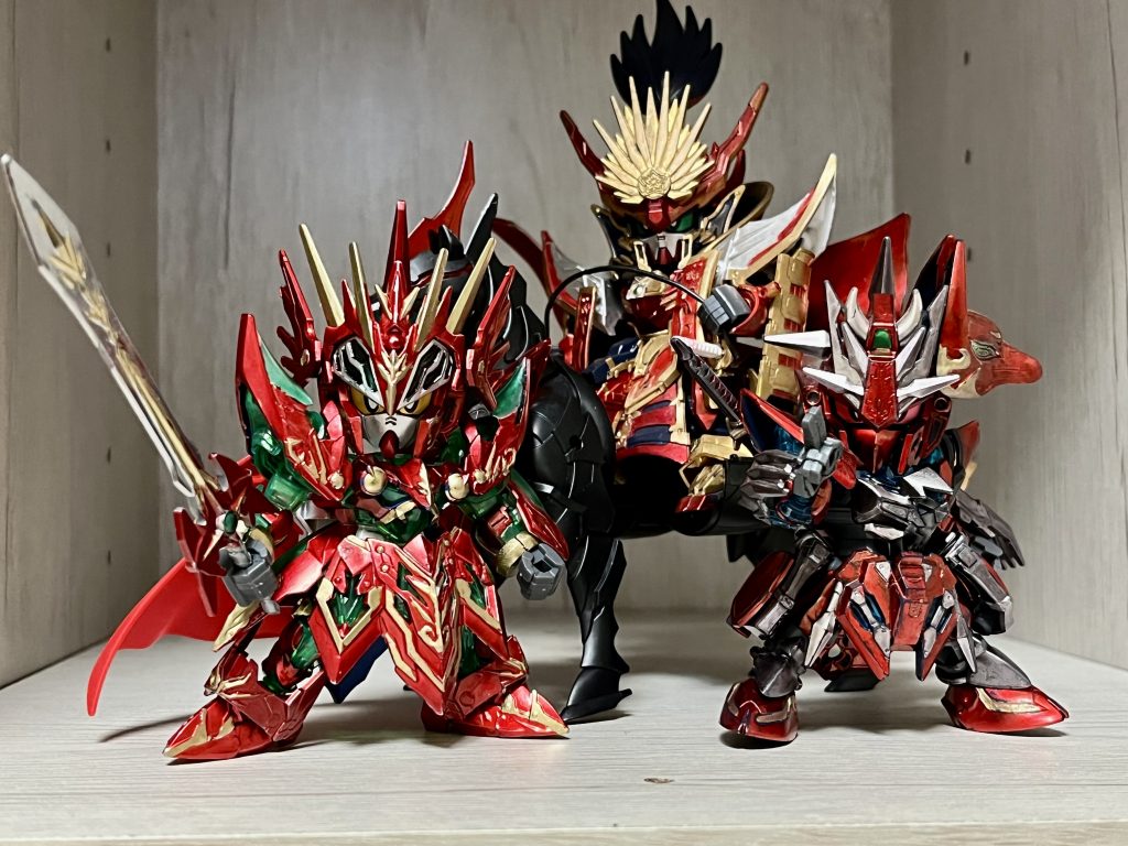 過去作の真っ赤かSDガンダムの一部とスリーショット