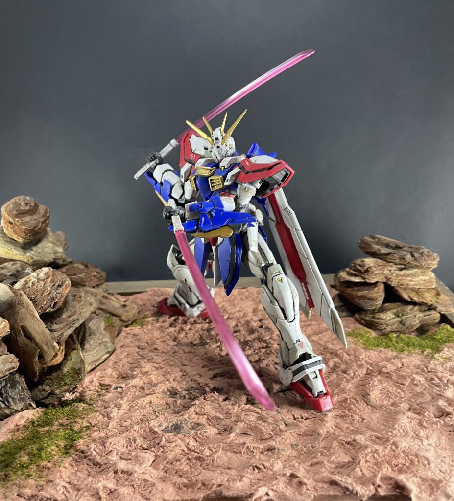 ゴッドガンダムはウェザリング以外はほぼ素組みですが、ジオラマに乗せるといい感じになりますね☺️