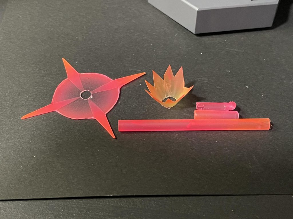 エフェクトパーツビームはクリアのプラパイプ(外径5mm)。他は透明のプラ板。アクリジョン の蛍光ピンク、蛍光イエローで塗装してます。ビームは頭を貫通しておらず、短い棒を上と下につけるようになってます。上の棒は磁石で頭にくっつくようになってます。