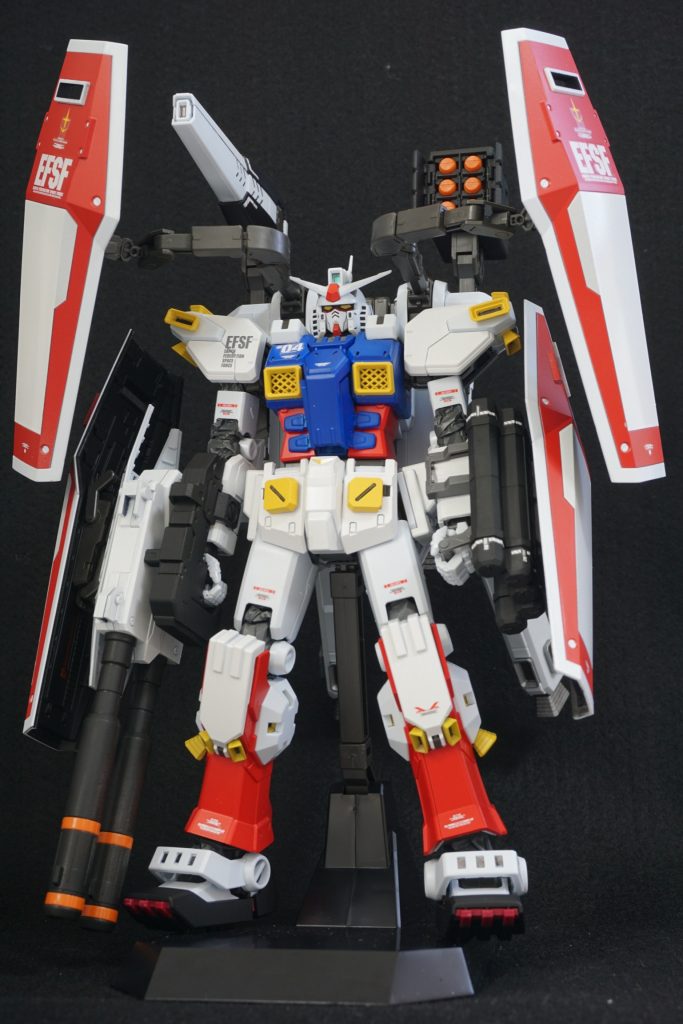 フル装備状態です。がっしりしてて存在感があります。色などはパーフェクトガンダム等を参考にしました。
