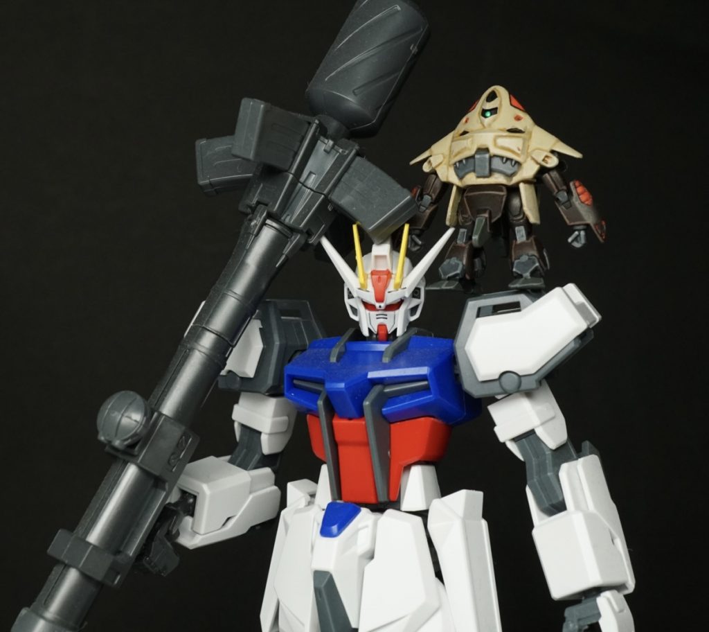 セットのEGストライクとサイズ比較。肩に乗る程度の小ささです。※バズーカはガンダムベース限定のウェポンセットのものです