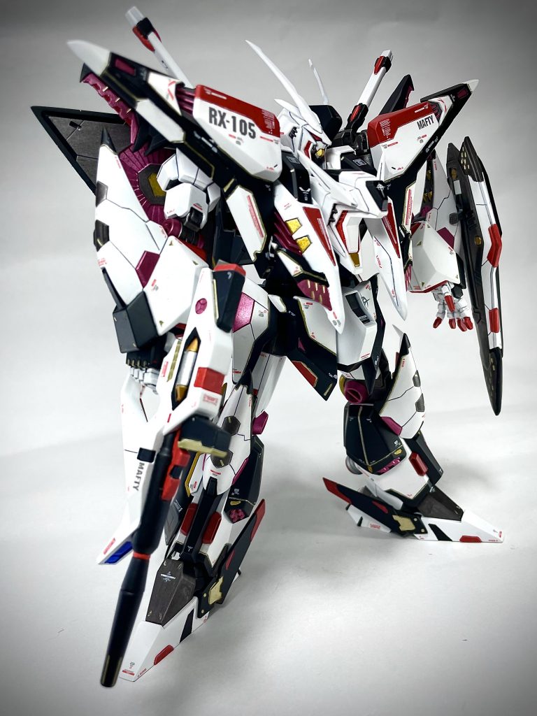 今回もオリジナルカラーで制作。以前作ったHi-νガンダムと同様に、スニーカーをモチーフにしたカラーリングにしました。個人的に白黒ベース+差し色というスニーカーによくある配色が好きなので。