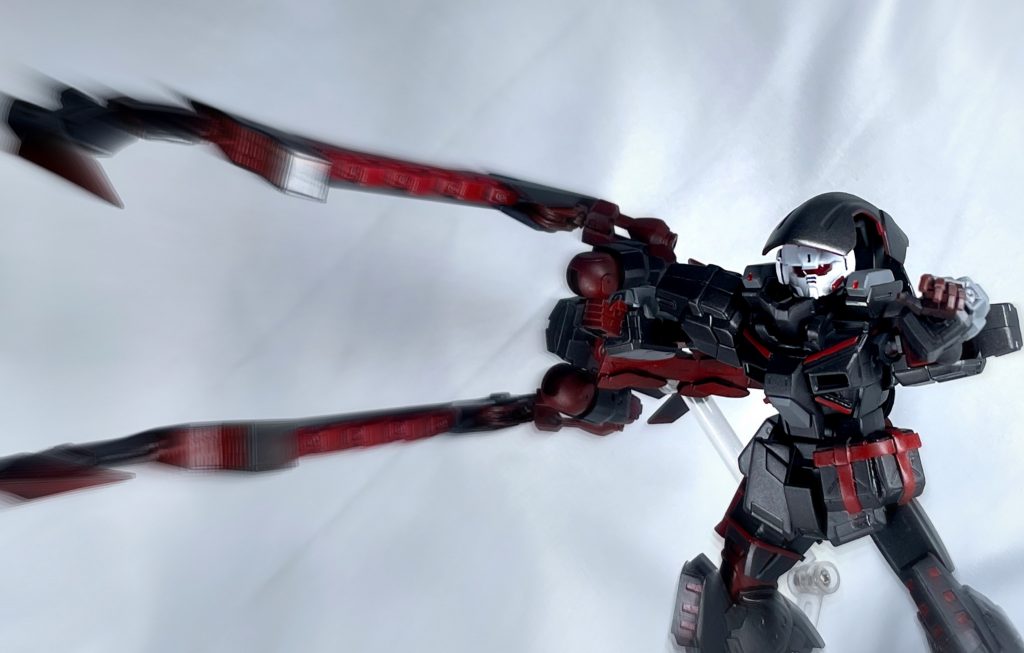 バックパックは大型クローに変形します。