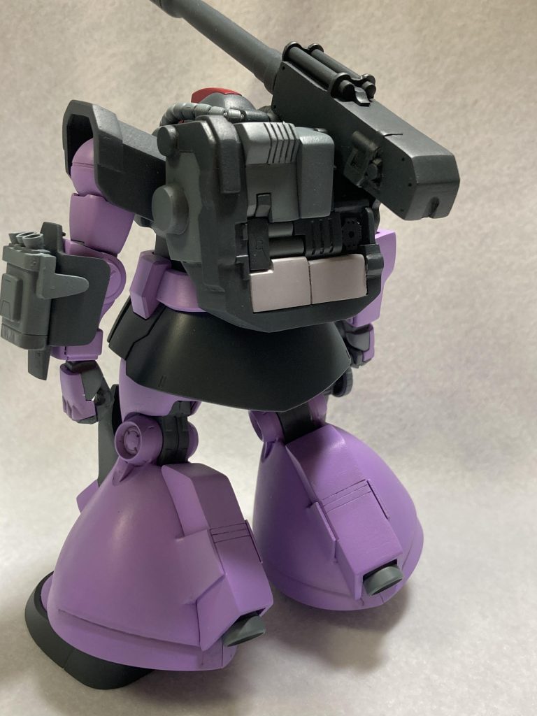 ドム・キャノン要素はプラ板の箱組とパテから作成。砲身のスリットはWaveのプロペラントタンクの上に0.3プラ板を貼り付けることで再現。装飾も同様に、大抵はプラ材を使用しています。