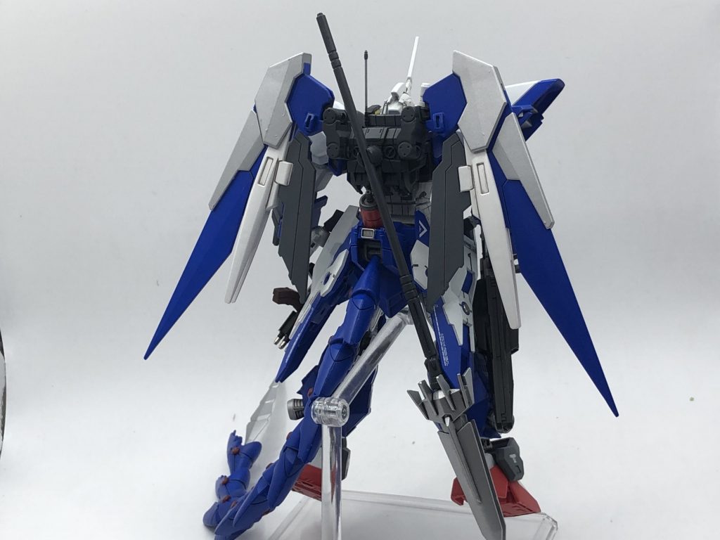 背面とても見にくくて申し訳ないですがファンネルはここに格納されてます。