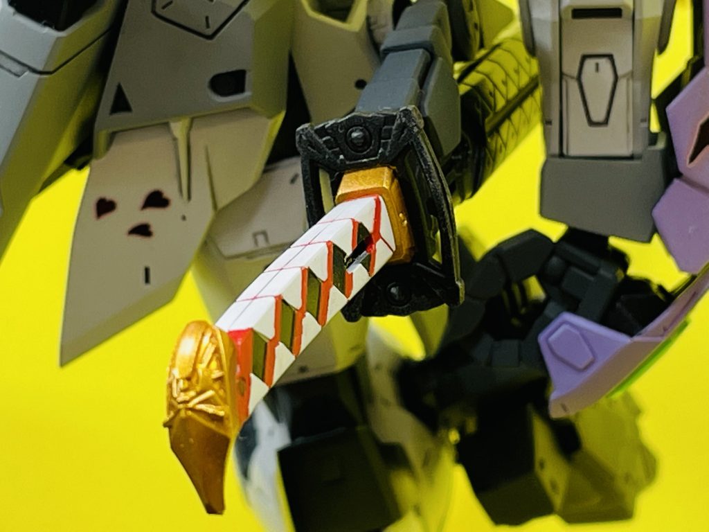 脚部バーニアと刀のツバは、鋳鉄風の塗装とドライブラシでメリハリ。