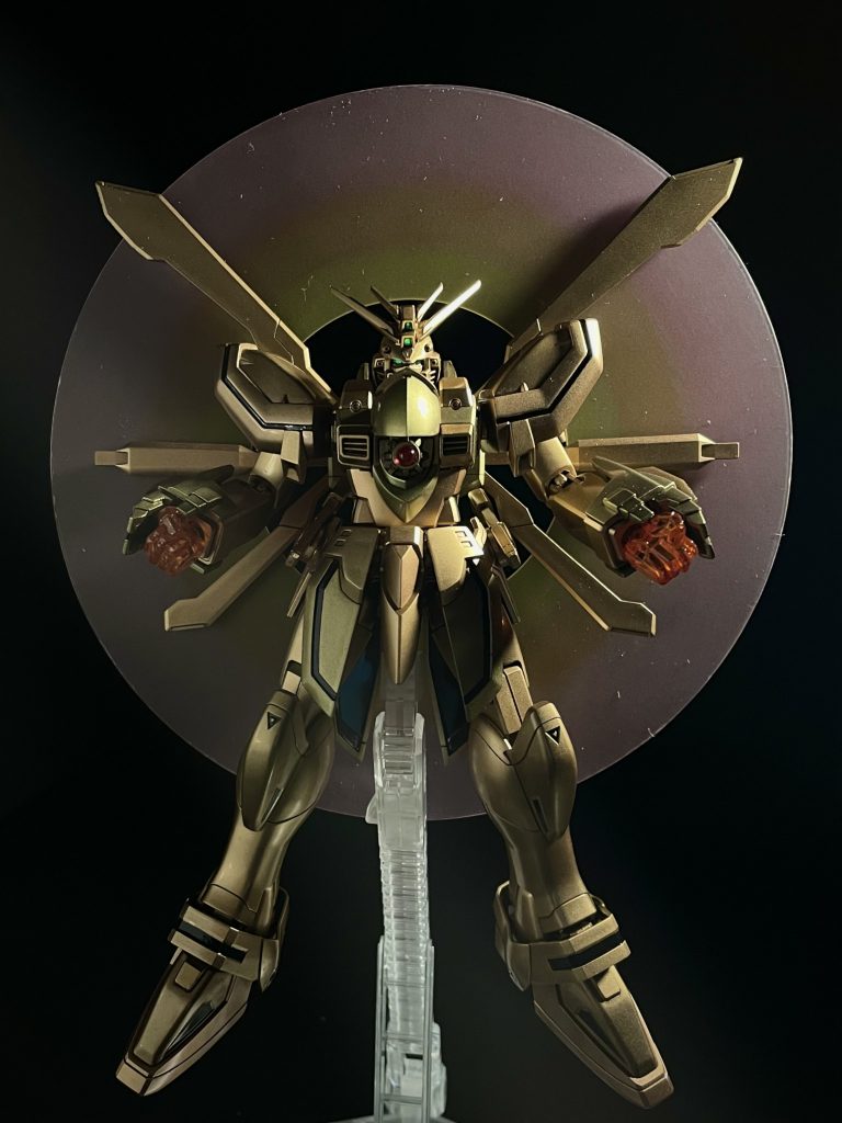 半分眼が光ってなんかカッコいい。頭部センサーと眼は添付のシールです。反射が強いので、塗るより良いのでは？と最近思ってます。