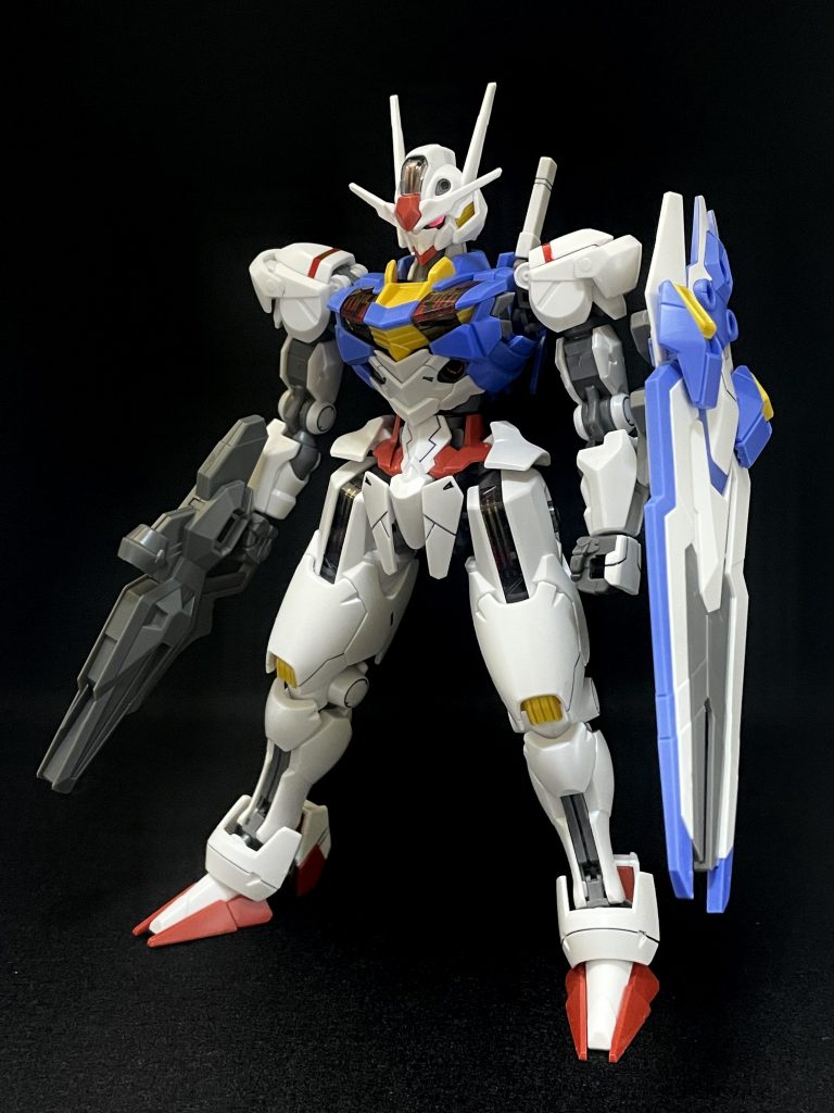 今回はアニメ放送開始に間に合わせたくてパチ組み&スミ入れのみで作っています。成形色での色分けがかなり良好なので、スミ入れだけでも見栄えいいですね。膝や肩に合わせ目が出ますが、立ちポーズだとうまい具合に隠れてくれます。この辺りは流石最新キットですね。すごい。