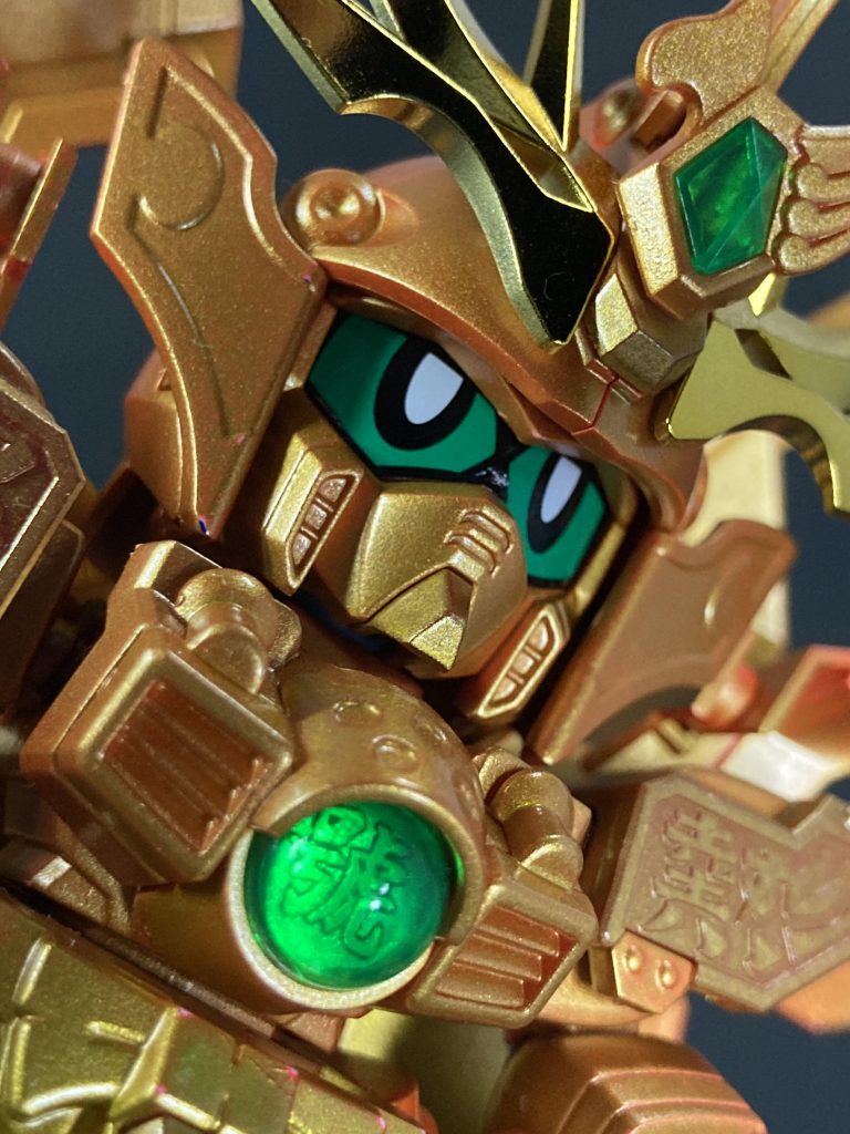 胸元アップ。旧版と違いガラス玉ではないものの、旧版よりもくっきりと胸の字が透けてくれます。これは新旧それぞれの大きな違いで、どちらもそれぞれ魅力的✨最高にカッコイイけど出っ張った飾りが多く繊細に扱わないと折れてしまいそうな危うさ、しかしながらその出っ張り具合がまた