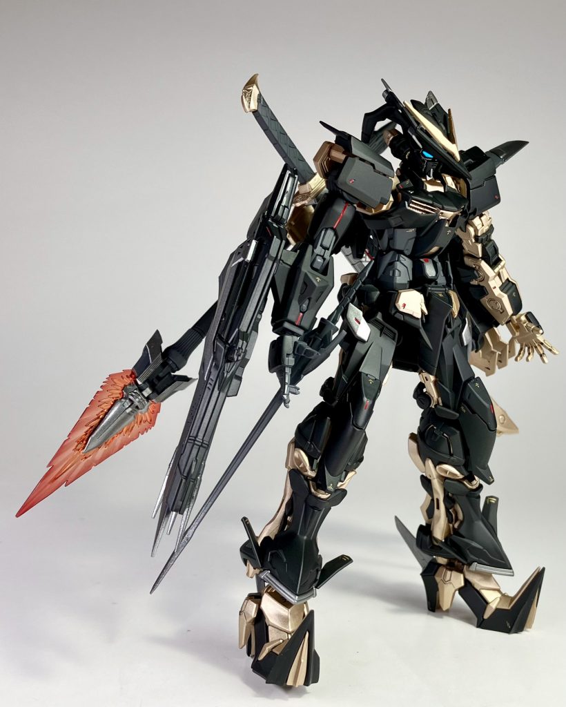 各所にレッドポイント散りばめてます。