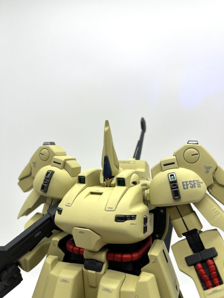 モノアイはキットのパーツそのままでシルバーの上から蛍光レッドを塗っています。バーニアの緑も蛍光で光らせてみたかったのですが、エナメル蛍光グリーンがどこにも売ってません。