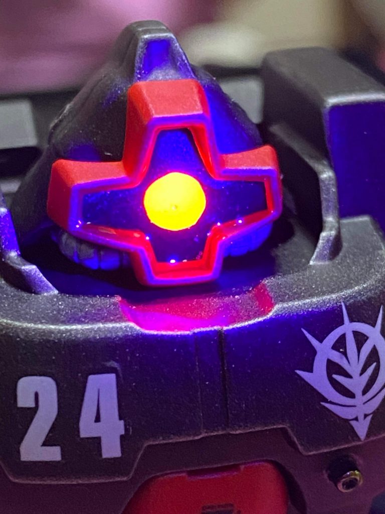 モノアイは蛍光シートでブラックライトで発光します