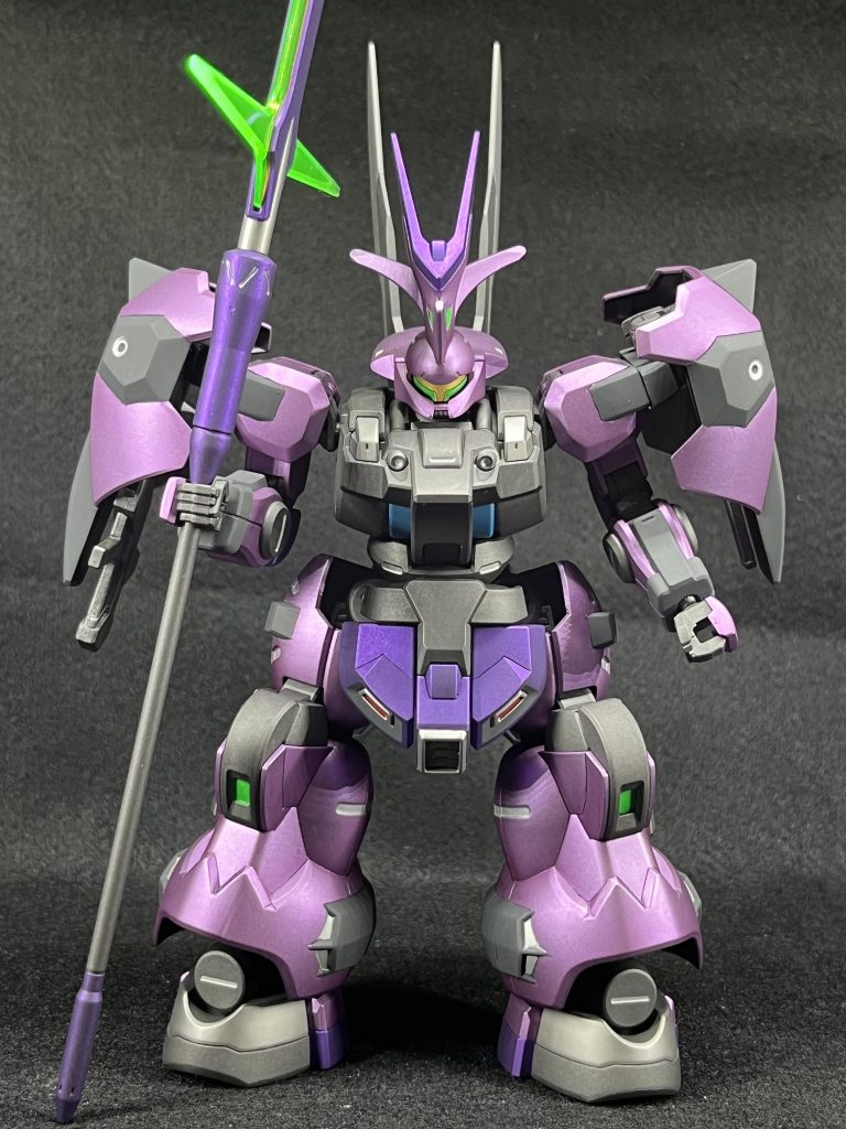 立ち画真正面からこのゴツさがたまらない。実際ポーズ付けのために触っていても、一つ一つのパーツがしっかりしている感触があります。色も、戦闘用ロボットのイメージで各所にグレー系を足してみましたが、大人っぽくというか、子供(グエル君)の玩具から兵器になったような印象が。一般機早く欲しいなぁ!ソルも商品化してくれ!ヽ(´▽`)/