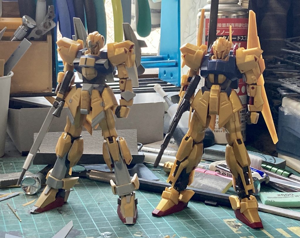 時は飛んで制作中期ベースキットとの比較。脛や胴体周り等プラ板まみれになってきているのがお分かりいただけるかと( ˙꒳​˙ )そしてバックパックもスクラッチが終わっている頃ですね。バックパックのバーニアは全て可動します💪( ˙꒳​˙💪 )