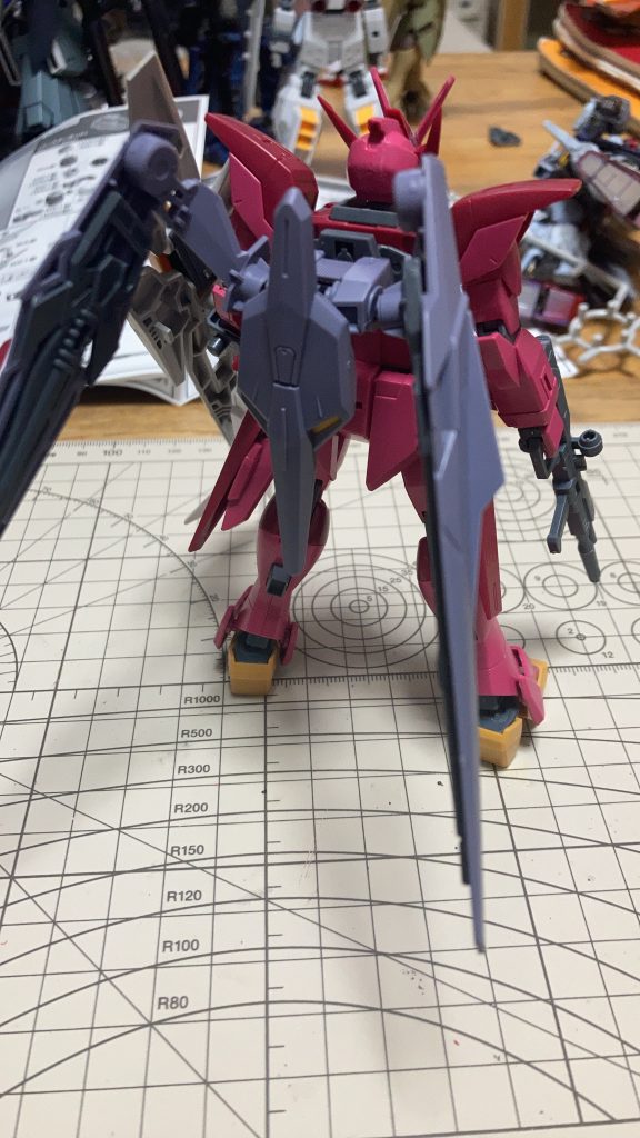 バックパックは元々のバックパックの軸にジェミナスのモノを接着しました。付けてみて思いましたが、SEED系の機体はウィングが似合うと個人的に感じますね( ^ω^ )