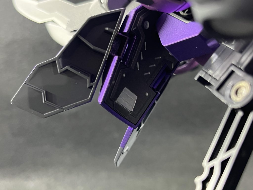 裏側ここも塗り分けております。真ん中部分がパーツ分割で色分け・細部までディテールが作られていたのは、HGにしては珍しいと言うか、ありがたさを感じます。