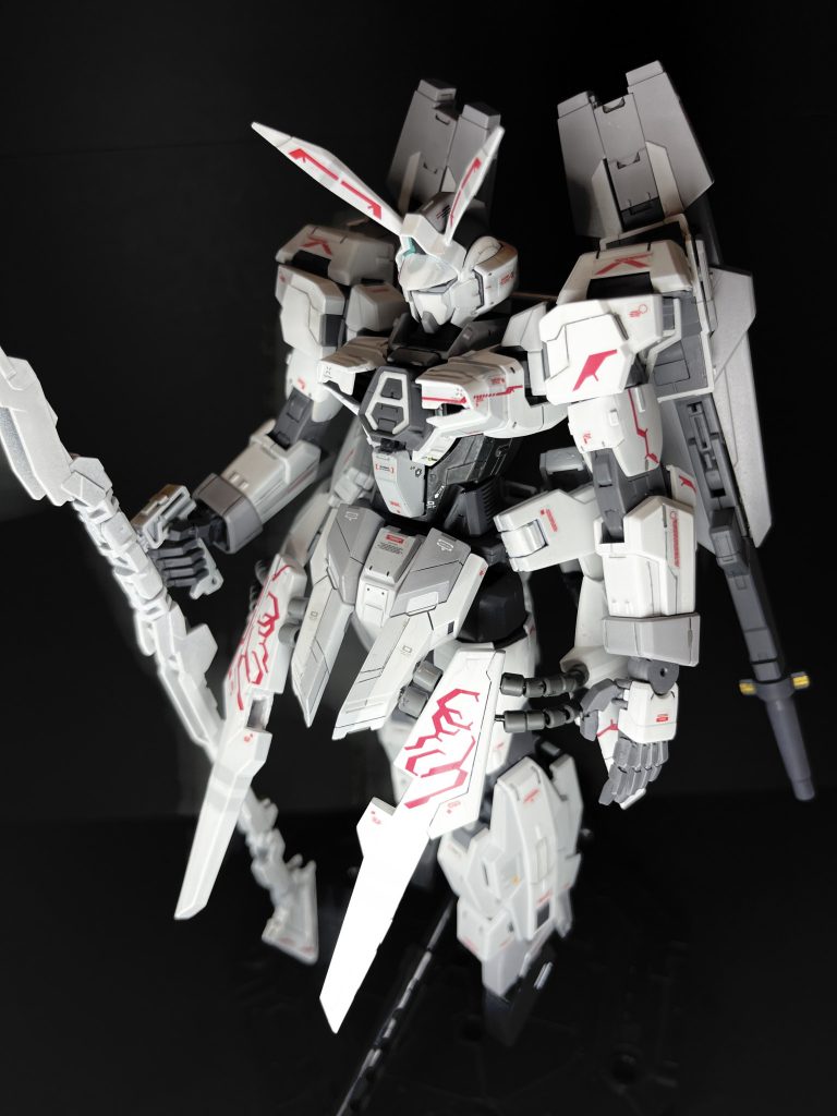 無改造でも全然カッコイイMG AGE-1 ですが、2体目なのでちょっとイジってみました。胸部とツノ、スカート部分を改修してます。