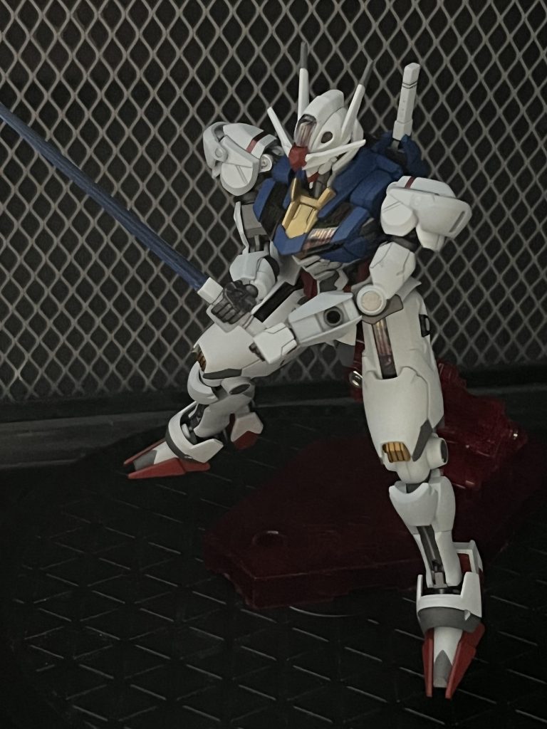 本編第一話終盤のワンシーンよりそれっぽくしてみましたが無改造だと両手持ちは難しいですね。姿勢も、腰をかなり捻る形だったので、再現には至らず。