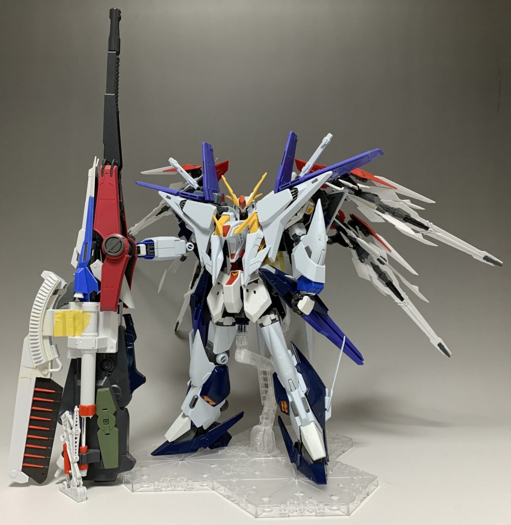 最終段階(捨てサフ前)展示会にてΞガンダム合わせが急遽決まり、それに向けて思案していたところ、他作品の没武装が発掘されたのと、バックパックのいい案が思いついたことで一気に形になりました!ここから表面処理と掘り直しという、自分がプラモをつける上で最も嫌いな作業に突入しました😇次からは塗装編です!