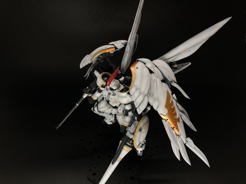 羽根を展開した状態です！羽根のトールギスのエンブレムと元々イエローパーツの部分はゴールドの上にクリアオレンジをグラデーション塗装しています。