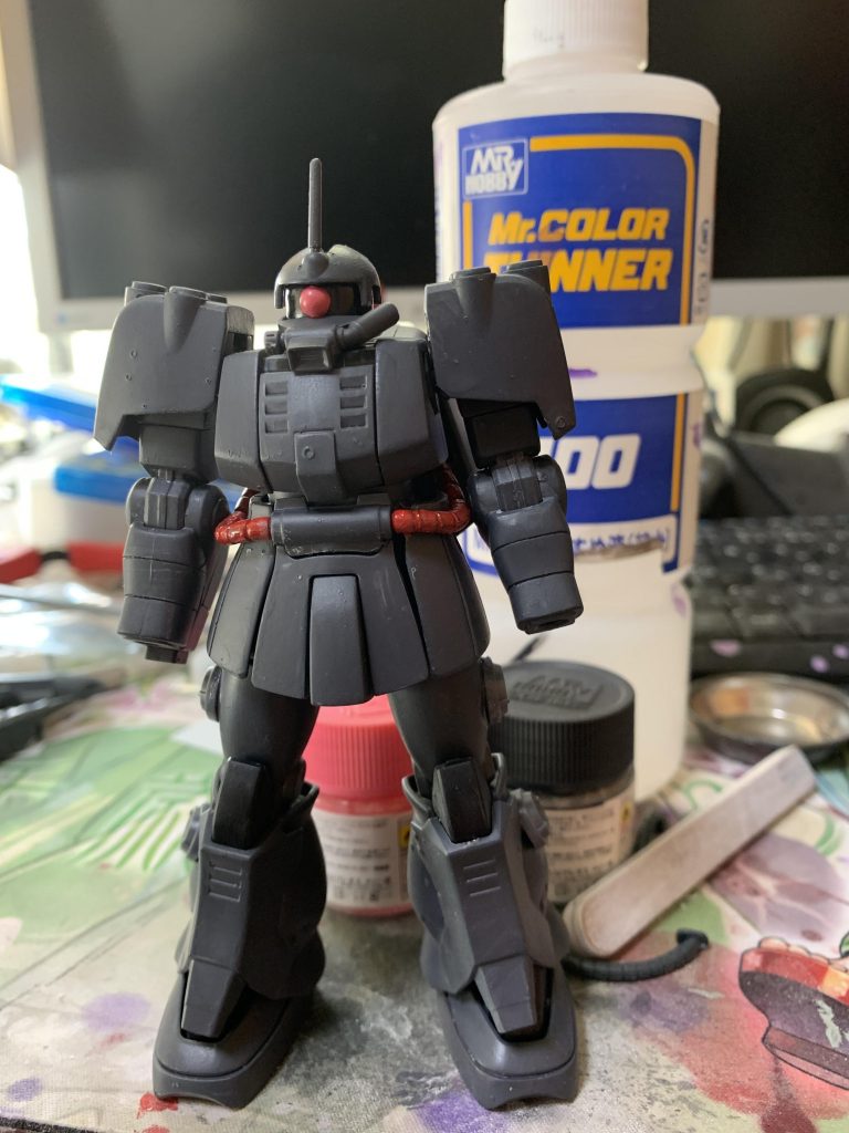 色はMr.カラーのグレー、腰のパイプにMr.カラーのモンザレッドモノアイはMr.カラーのピンクになります。