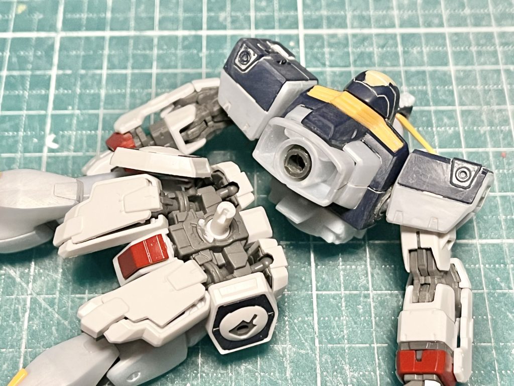 HGUCとRGではパーツ接続の互換性が無いので、ランナーを加工したり、HGCEフリーダムのサーベルグリップを加工したりして、接続させてます。