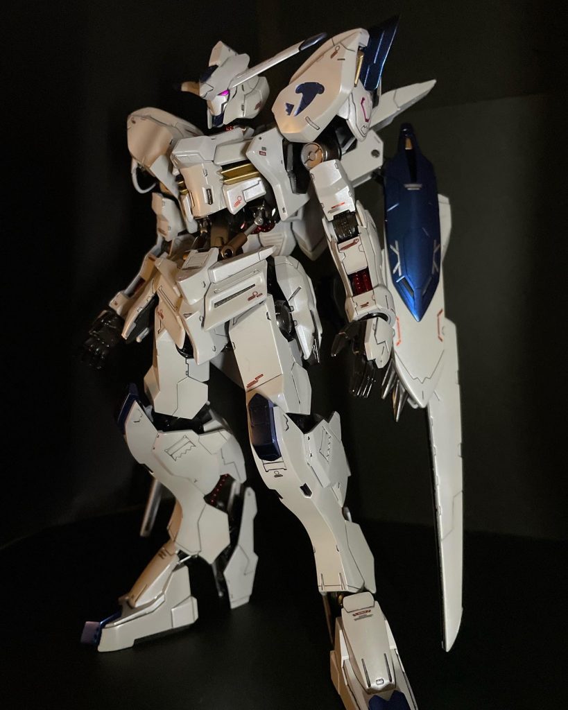 素立ち1。メインカラーはクレオス8番シルバーを下地にニュートラルグレー1、ムーンストーンパールを重ねかけし、EXクリアーを2回コートしました。青部分にはEXブラック下地にサファイアブルーを採用。