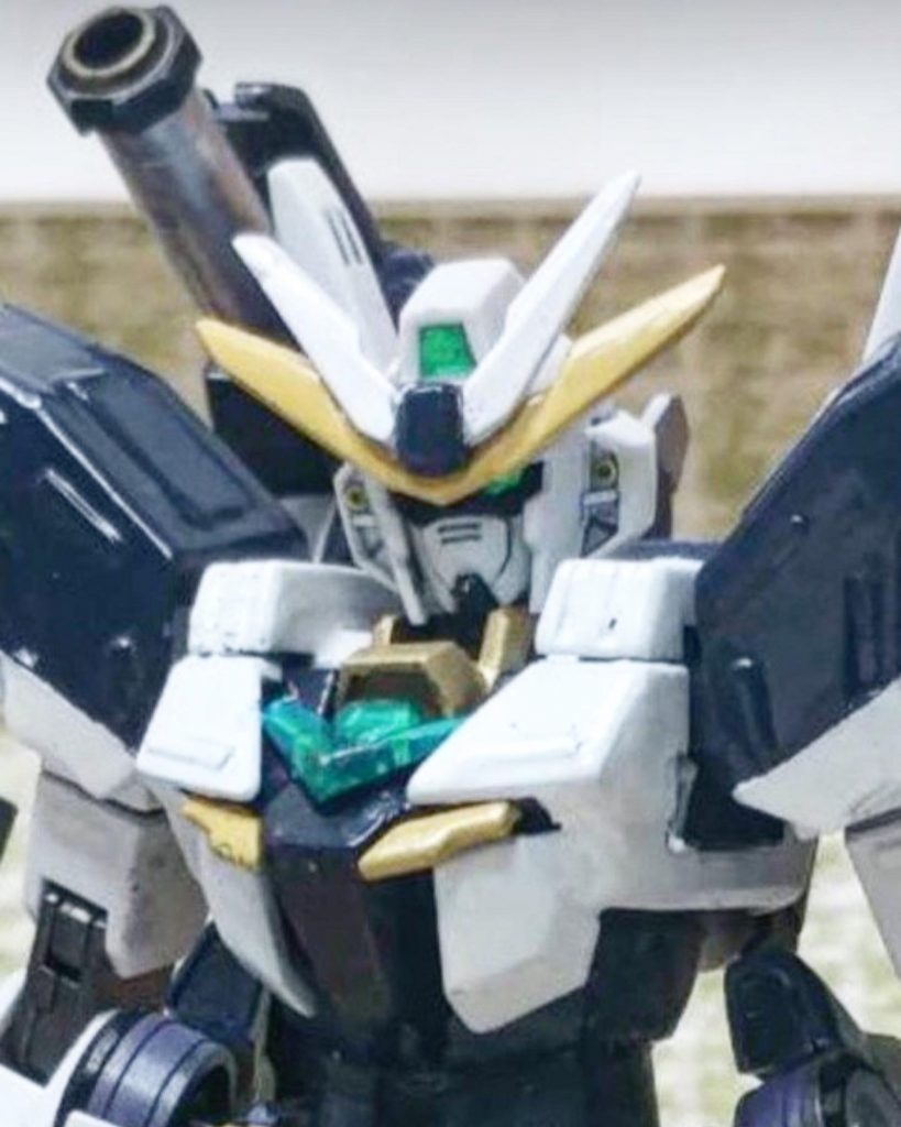 頭部のアンテナは自分の好きなように位置を変更しています。